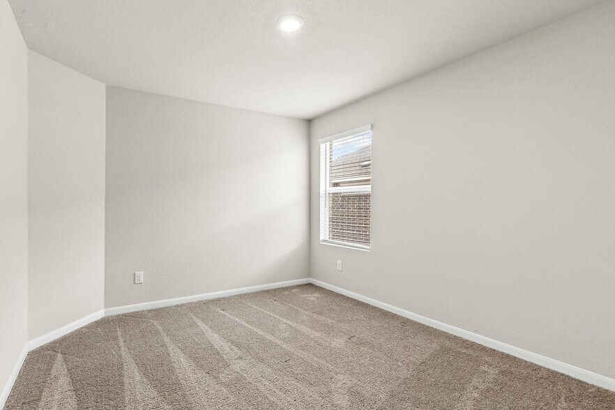 Building Photo - 15011 Maskette Ave