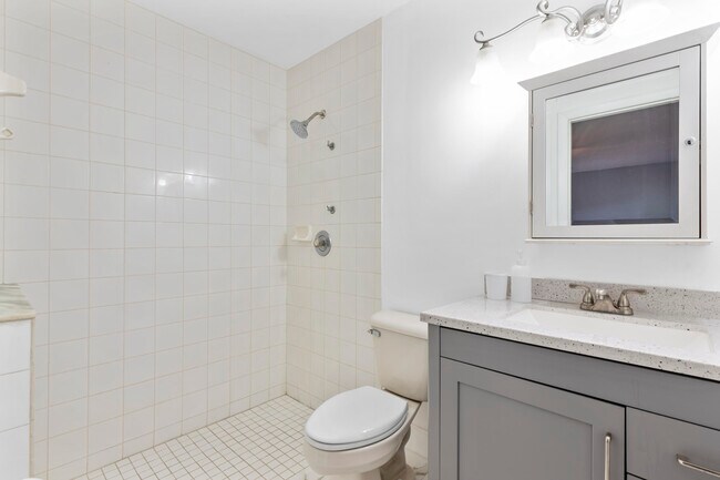 Building Photo - 812 NW 6th Ave