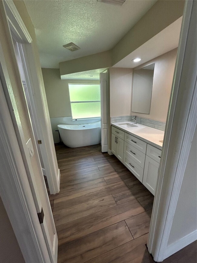 Building Photo - 214 Eldron Blvd NE