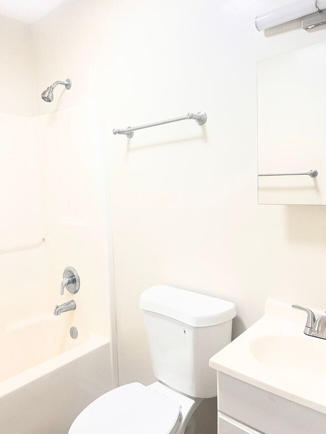 Building Photo - Two bedroom Two bathroom Duplex