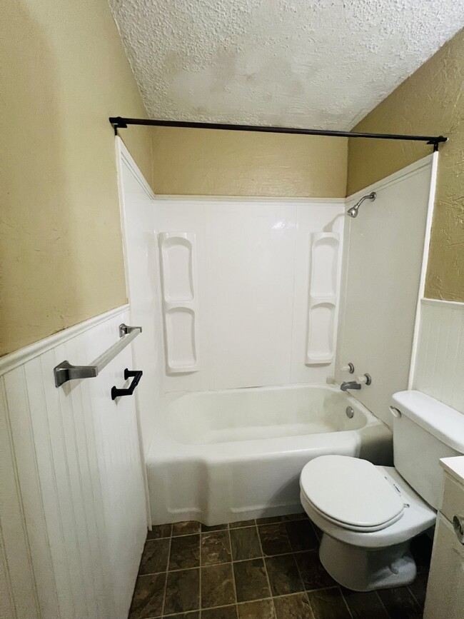 Building Photo - "Charming 3-Bed Home at 609 West Nagel Ave...