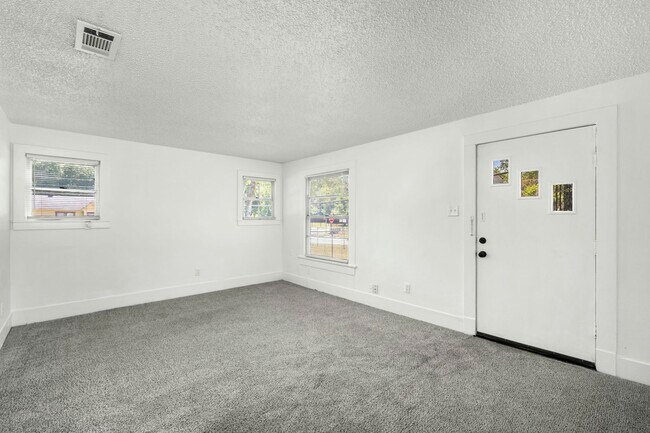 Building Photo - 904 Mansfield St