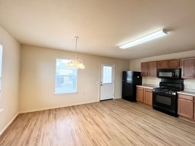 Building Photo - 4 bedroom, 2 bath, 1 story  home in Manor