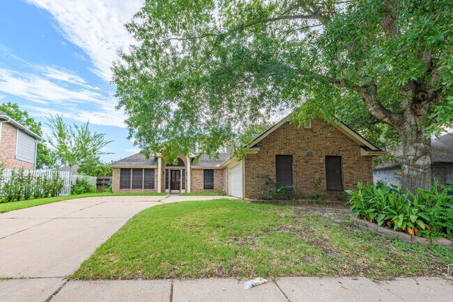 Building Photo - 1813 Oakwood Dr E