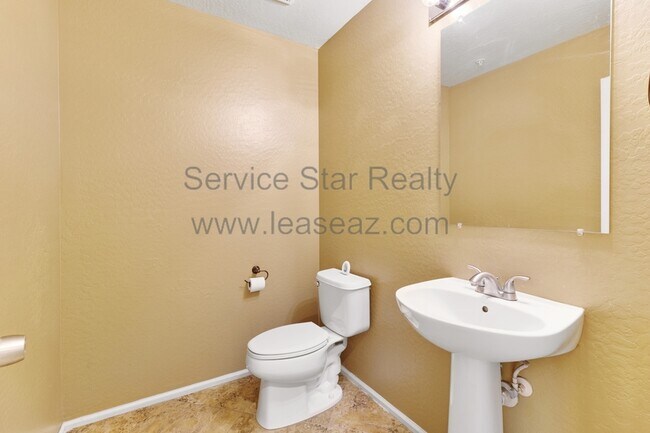 Building Photo - 978 E Corral St