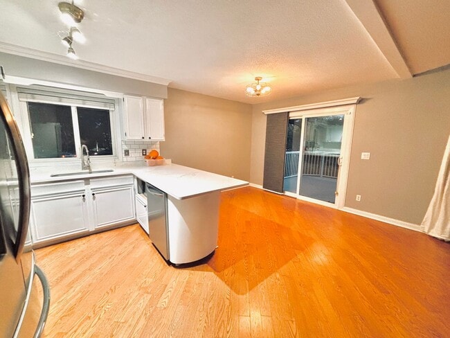 Building Photo - Hidden Gem!  4bed 2bath Single Family Home in Maple Grove, Featuring a Fenced in Back Yard