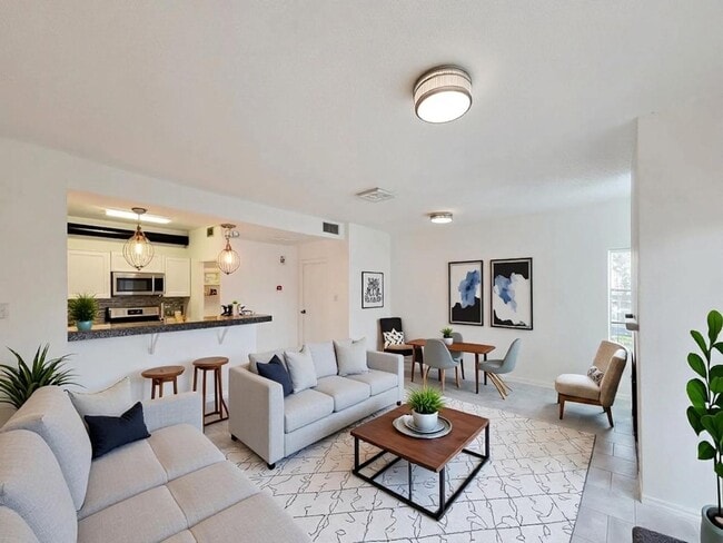 Building Photo - Spacious one of a kind 2 bedroom 2 bath condo in excellent condition. Entire condo has been paint...