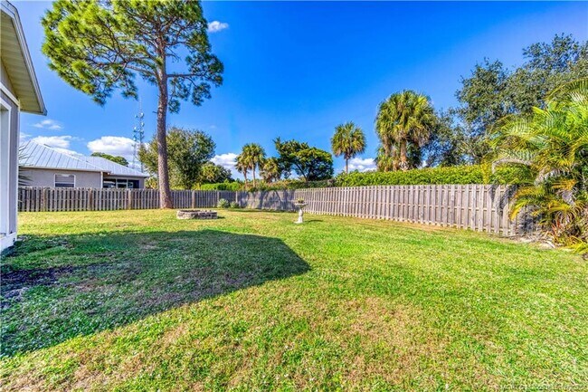 Building Photo - 2141 SW Janette Ave