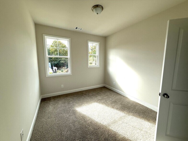 Building Photo - 1278 Ainsworth Alley