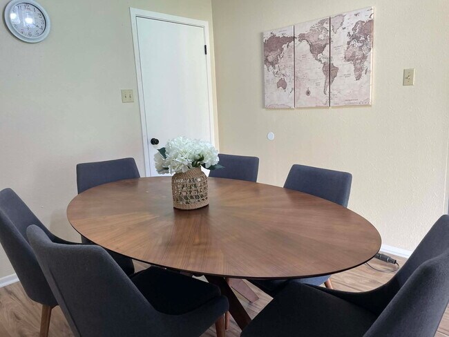 Building Photo - 9410 Mapes St