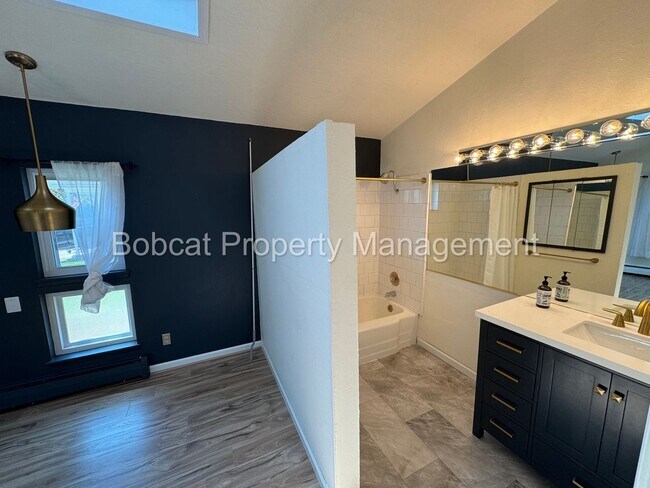 Building Photo - 3 Bed, 2 Bath Home Located in West Carson ...