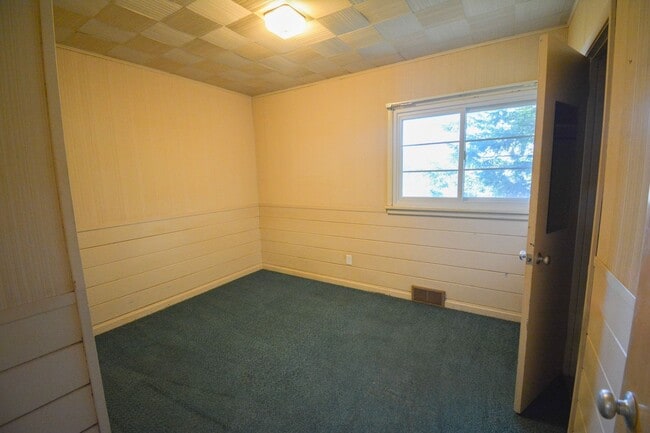 Building Photo - Character-Filled 3 Bedroom on Historic Pill Hill Available NOW!