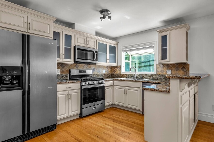 Kitchen - 815 Broadway St