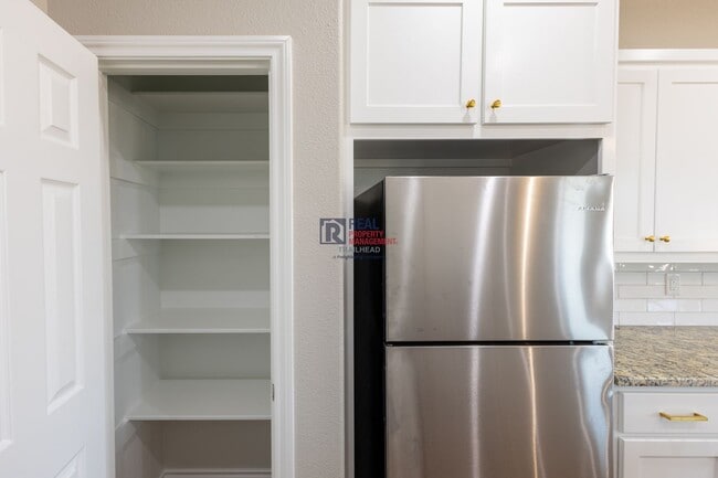 Building Photo - Modern Glen Rose Home with Open Layout