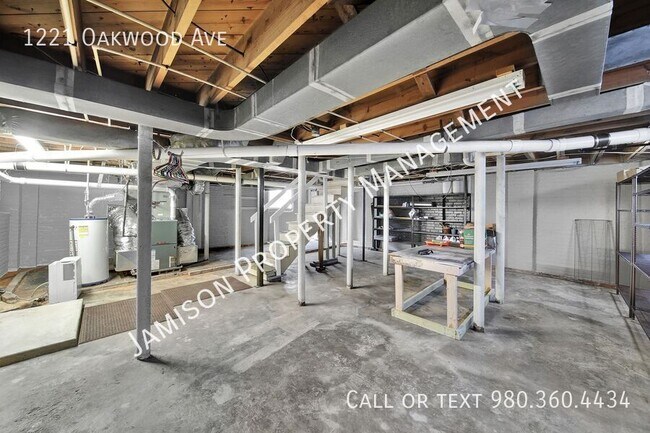 Building Photo - 1221 Oakwood Ave
