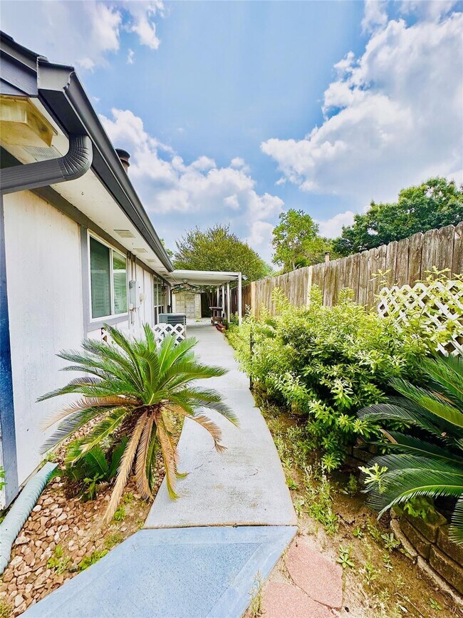 Building Photo - 15111 Yorkpoint Dr