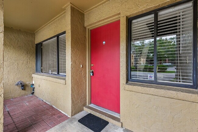 Building Photo - Fully Renovated 2-Bedroom Condo—Just 1 Mile from Universal!