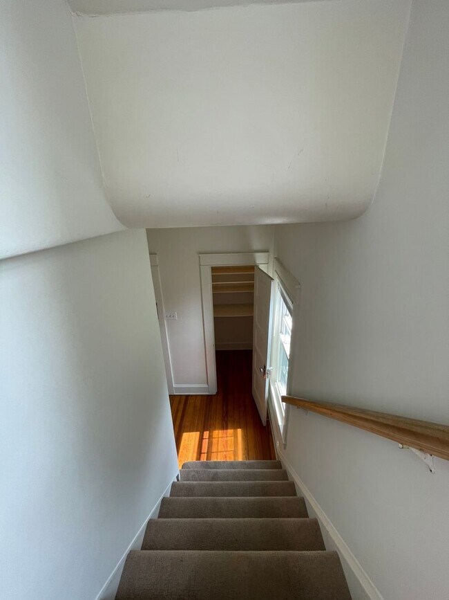 Building Photo - Beautiful 4 Bedroom 1.5 Bath in Marietta !