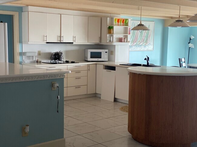 Kitchen - 160 Stanford Dr