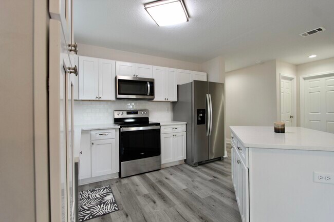 Building Photo - 5366 Highview Dr