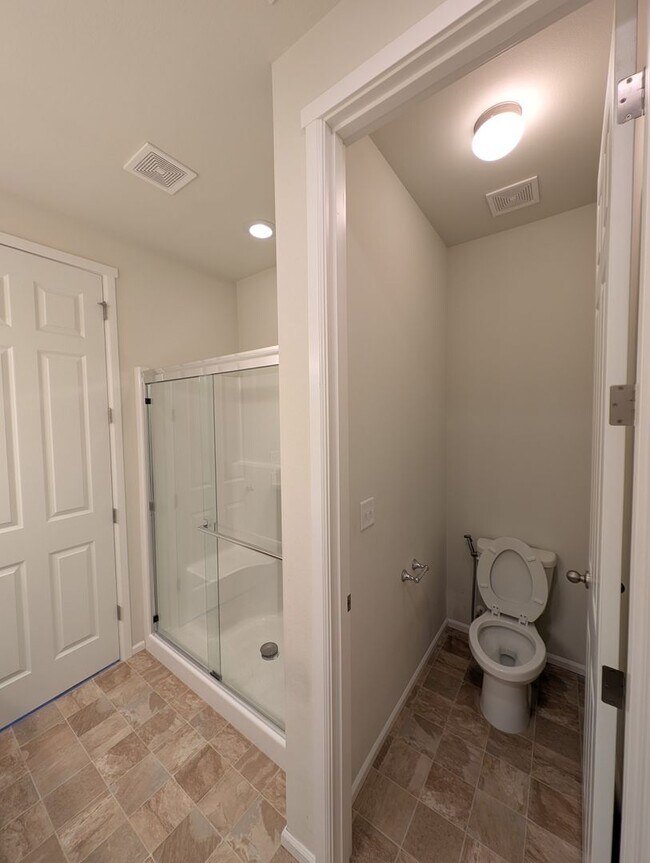 Building Photo - One Story Living in Port Orchard! Large 3 Bedroom Available for Rent!