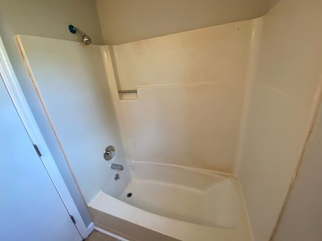 Building Photo - Updated 3 bed 1 bath in Brainerd! Vouchers Accepted! Leasing Specials Available!