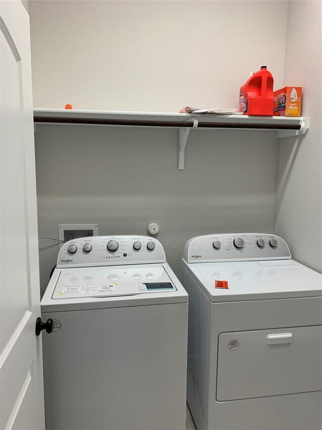 Building Photo - 2420 Danbury Ln