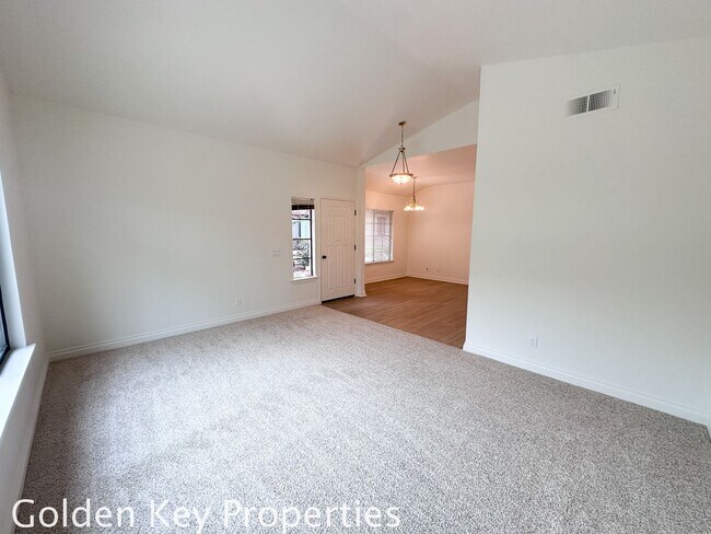 Building Photo - Move-in ready townhome in desirable Summerhill community in Encinitas!