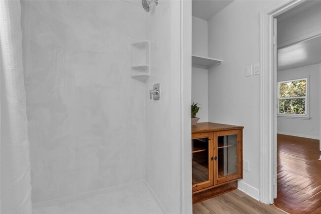 Building Photo - 807 1/2 Fisher Street Unit
