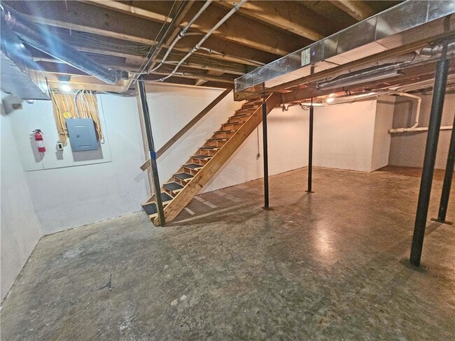 Building Photo - 118 Main St