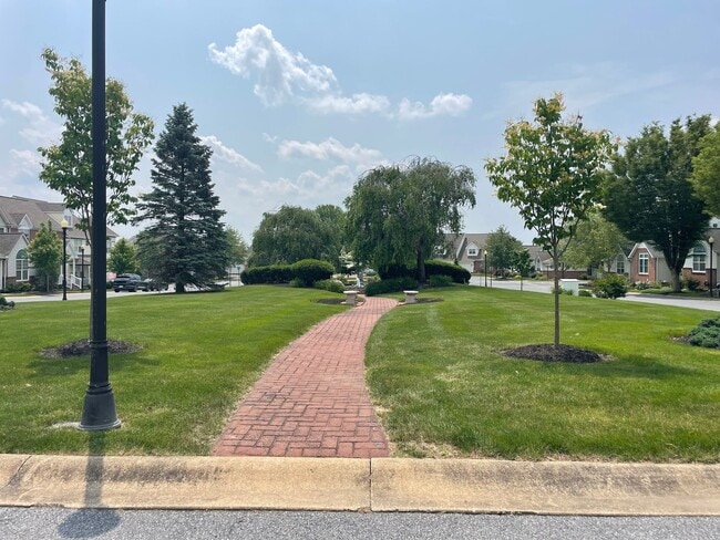 Building Photo - Luxury 3 Bedroom, 1.5 Bathroom End of Row ...