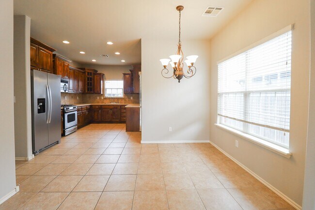 Building Photo - 3 bed | 2 bath in New Tulsa!