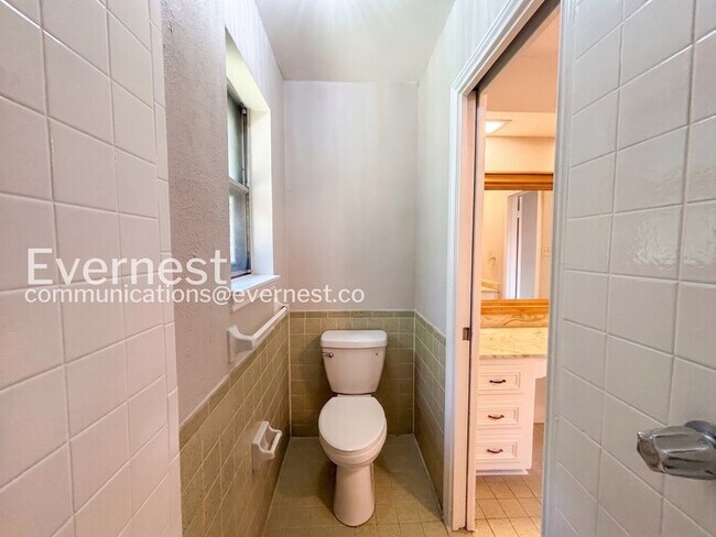 Building Photo - 3 Bed/2.5 Bath Home with Fenced Yard & Detached Garage / Pet-Friendly / Available Now!