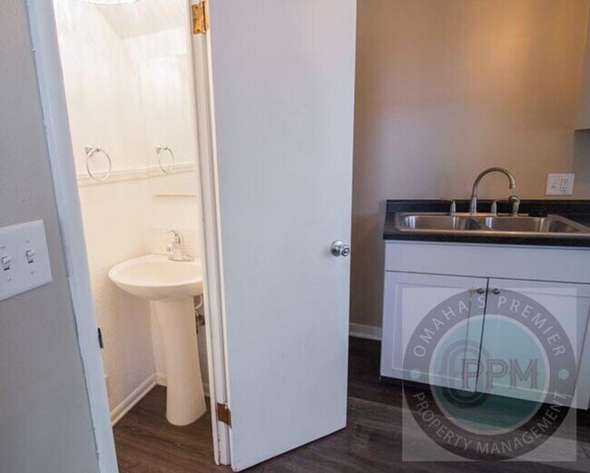 Building Photo - TRISARA 3129/3131 CASS ST