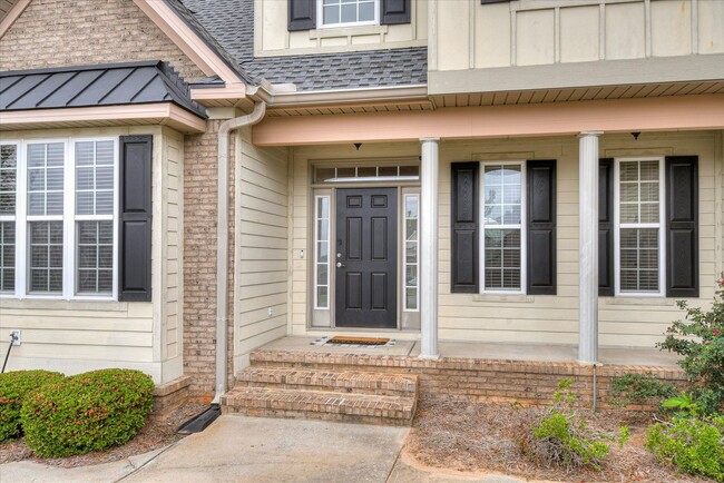 Building Photo - 5 Bed/3 Bath home with Primary Bedroom & a...