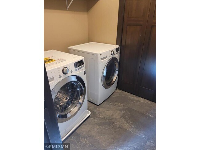 Building Photo - 1929 Cypress Ct