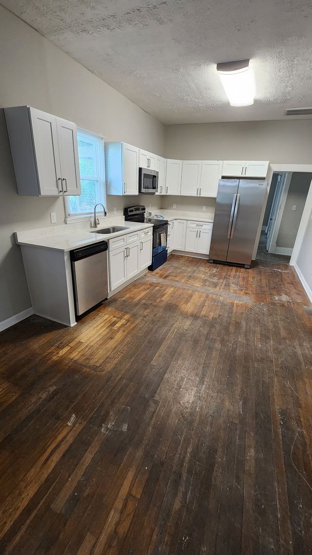 Building Photo - Cozy Home