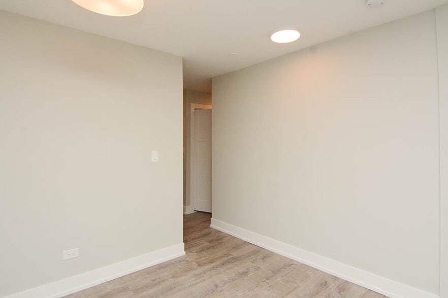 Building Photo - 450 W Barry