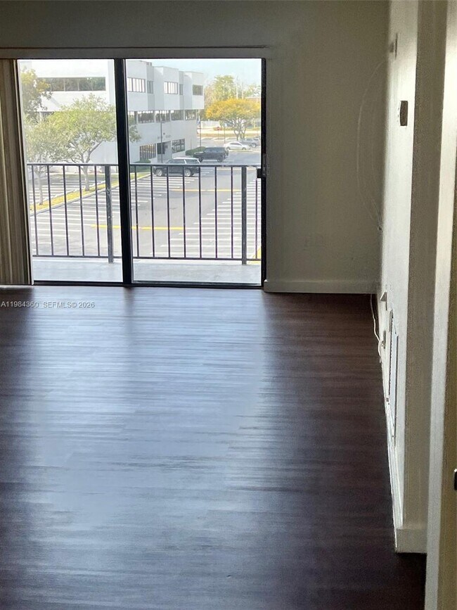 Building Photo - 10431 N Kendall Dr