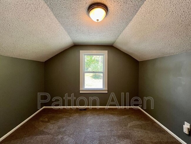 Building Photo - 15 Woodbine Rd