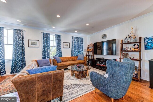 Building Photo - 10 Manchester Dr