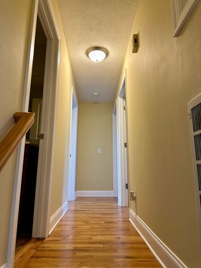 Building Photo - 3  bedroom 1.5 bath now available in Oolte...