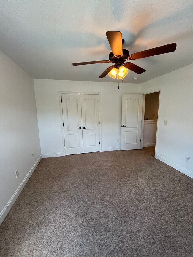 Building Photo - Stunning 3 Bed 3 Bath Home