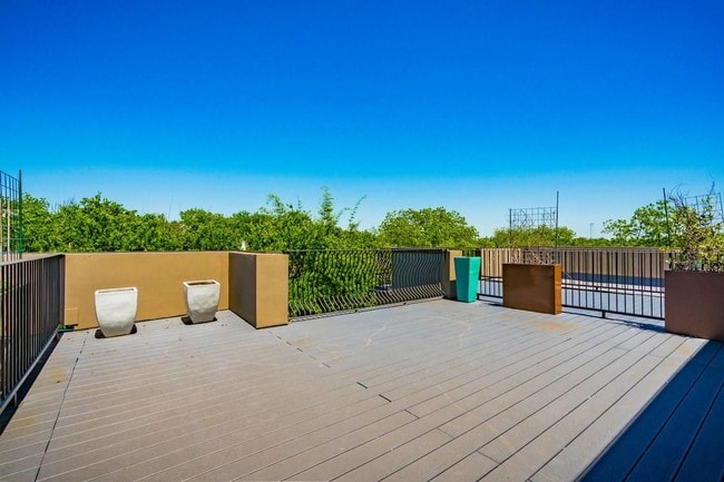 Building Photo - 206 E Live Oak St