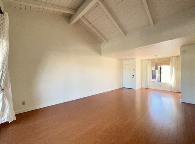 Building Photo - AVAILABLE NOW!! LOVELY - 1 Bed 1 Bath Uppe...