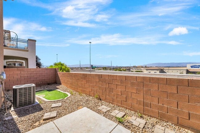 Building Photo - Stylish Hillside Townhome with Scenic Views in Gated Henderson Community!