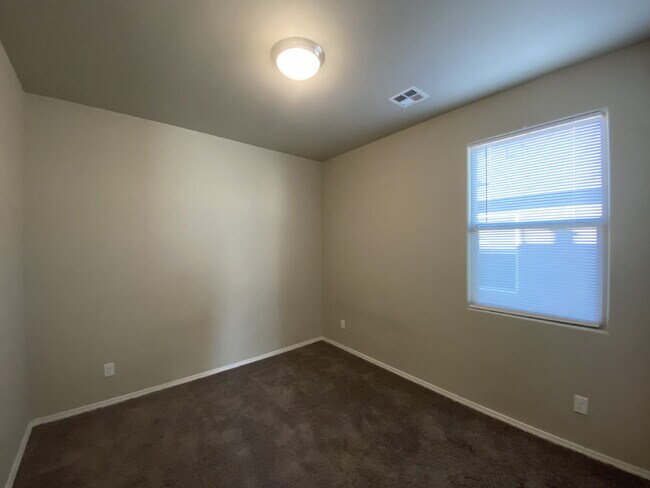 Building Photo - Single story 4BR/2Bath/Open Floor Plan/1907 Sqr Ft