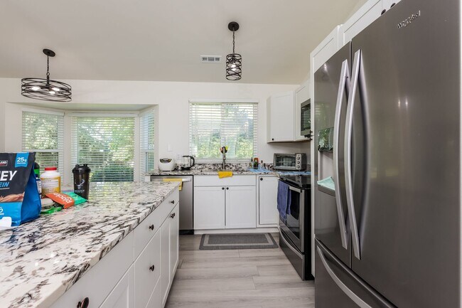 Building Photo - Coming soon 3 Bedroom/2 Bathroom Taylorsvi...
