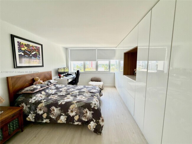 Building Photo - 3140 S Ocean Dr