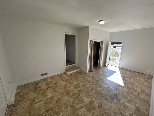 Building Photo - Charming Cul-de-Sac Brick Home | 3BR + Bonus Room | 2 Full Baths